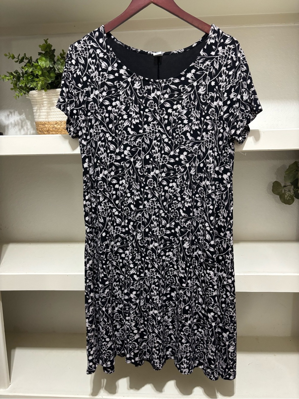 Old Navy Black and White Floral Scoop Neck Dress